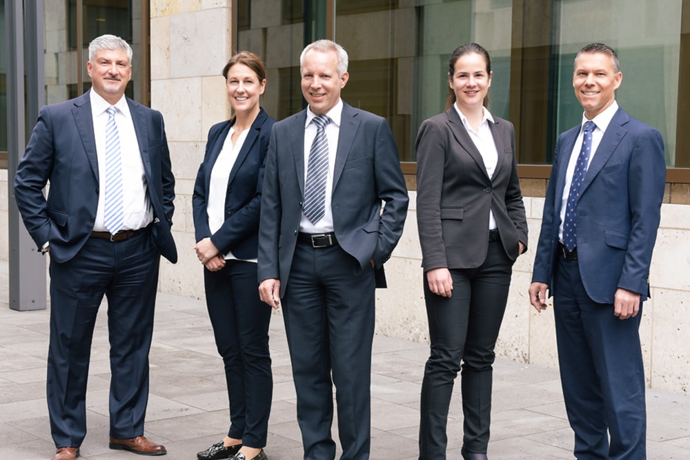 Offres d'entreprise - Photos d'équipe 2 Group of people working out business plan in an office